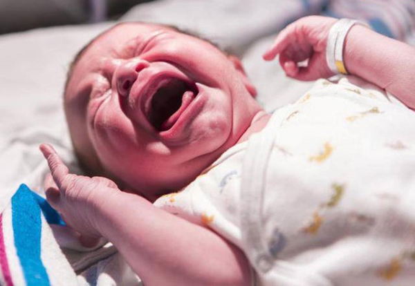 Trẻ sơ sinh thường vặn mình và nôn chớ, cách tốt nhất để chữa vặn mình ở trẻ sơ sinh