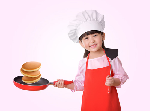 Cách hướng dẫn trẻ kỹ năng vào bếp nấu ăn tốt nhất và an toàn theo từng độ tuổi